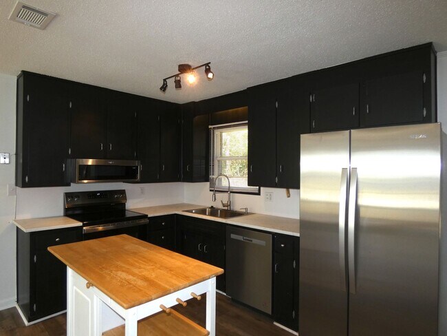 Building Photo - Charming 3-Bedroom Home - Scenic Hwy