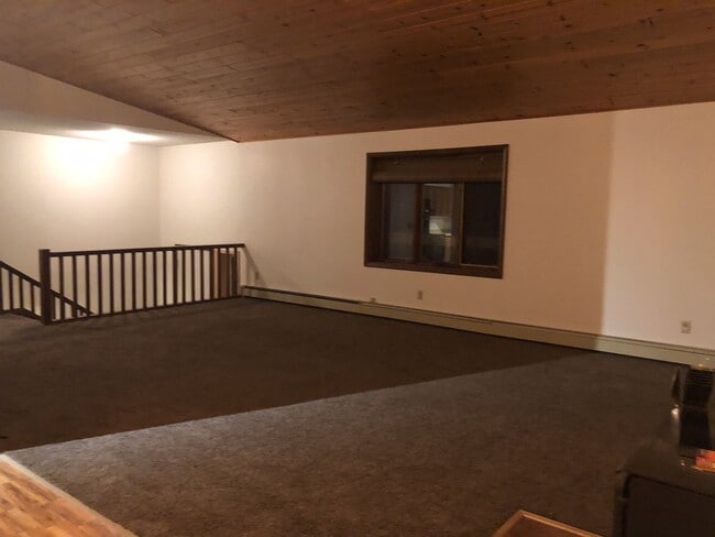 Building Photo - Large 3 Bed, 2 1/2 Bath, 2 Car Garage in North Pole!