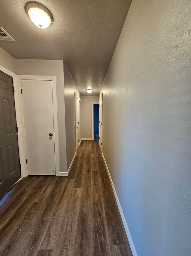 Building Photo - (3) Bed/(1.5) Bath in Noble Avail NOW!
