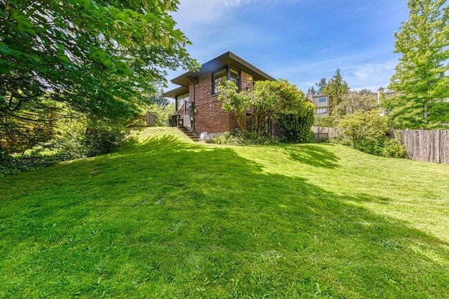 Building Photo - Laurelhurst Home