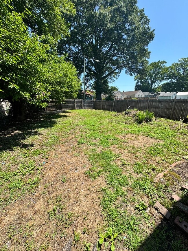 Building Photo - Cozy 3 bed 1.5 bath with Backyard