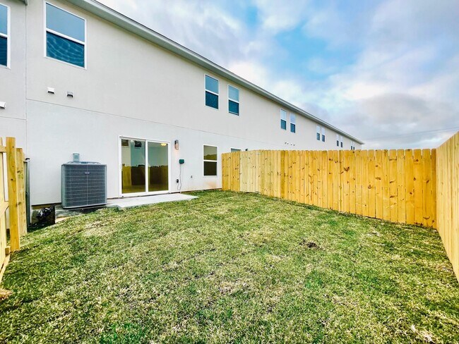 Building Photo - 9915 Borna Dr