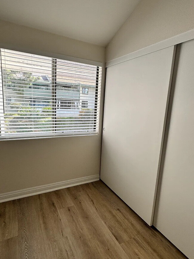 Building Photo - "Charming 1-Bedroom Retreat in Naperville - Perfect for Comfortable Living!"