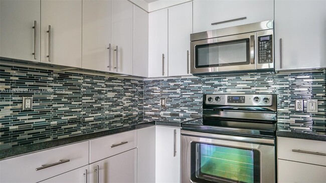 Building Photo - 1200 Brickell Bay Dr