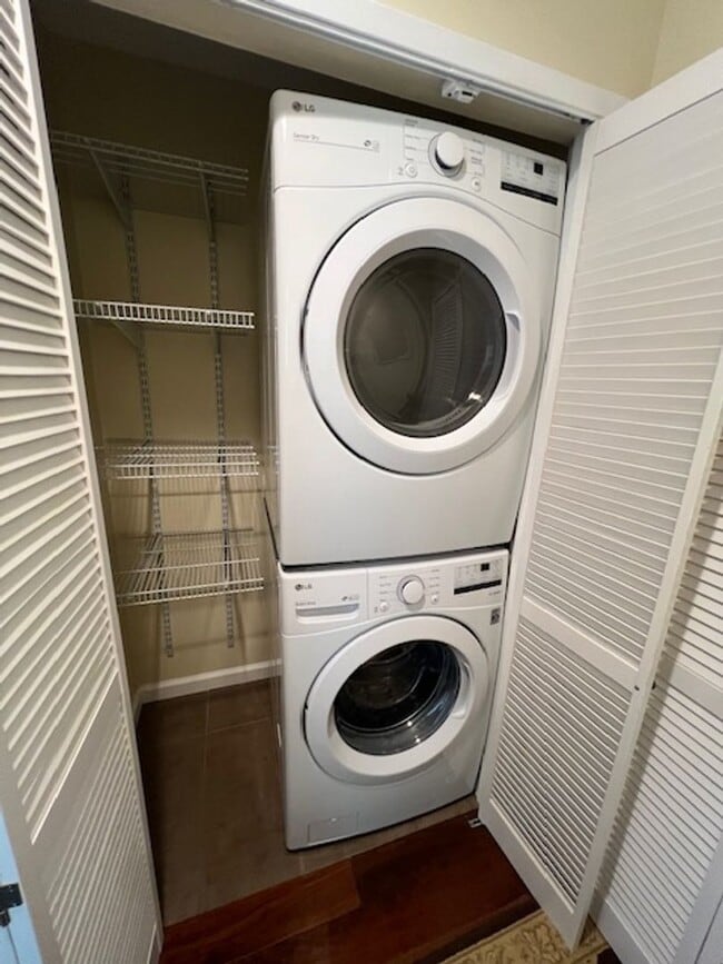 Building Photo - Partially furnished 1+1 w/all appliances +...