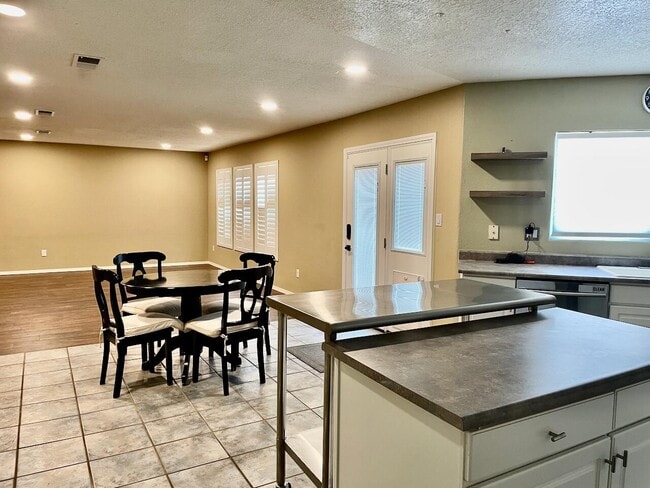 Building Photo - 12408 Mangas Trail NE