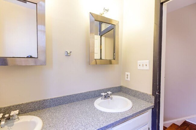 Building Photo - 337 14th St NE