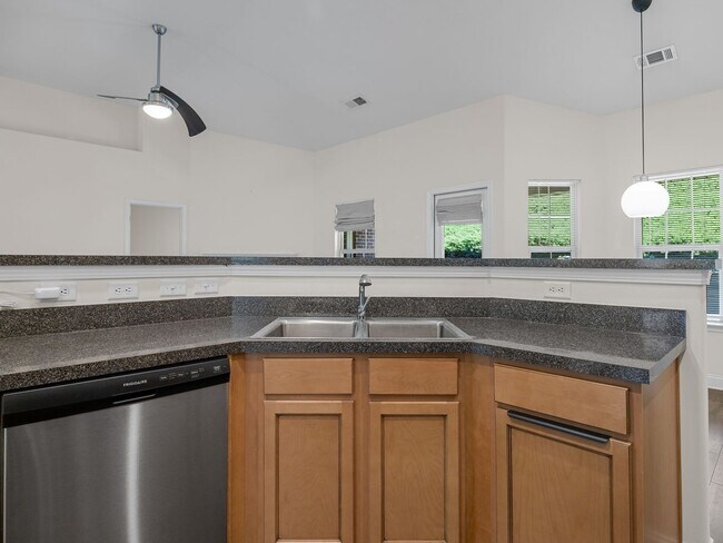 Building Photo - Spacious 4-Bedroom, 2 BA Ranch Home, 2 Car...