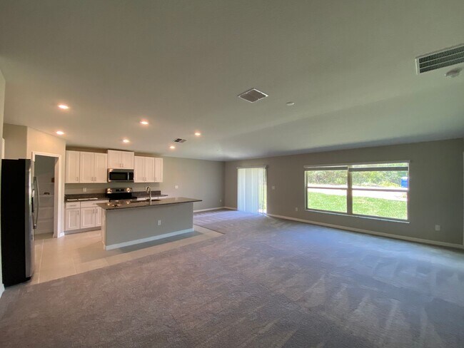 Building Photo - SW location 4/2/2 **WON'T LAST**