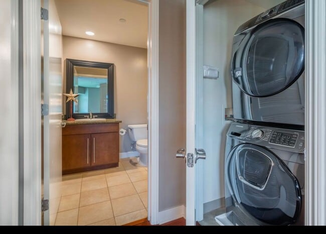 Building Photo - Beautiful Large 2 Bdrm, 2 Ba Condo in Cort...