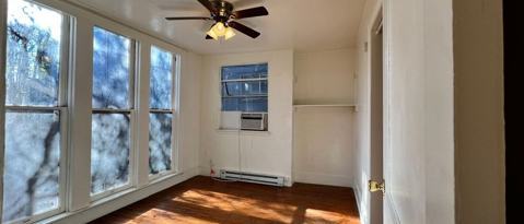 Building Photo - 3404 1/2 Grooms St-