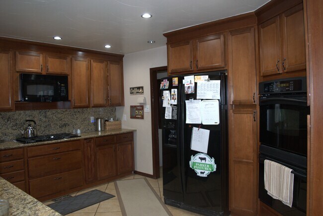 Building Photo - 2744 S Golden Way