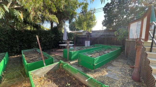 Building Photo - Concord Beautiful 4 bedroom 2 bathroom home in nice neighborhood with large yard!