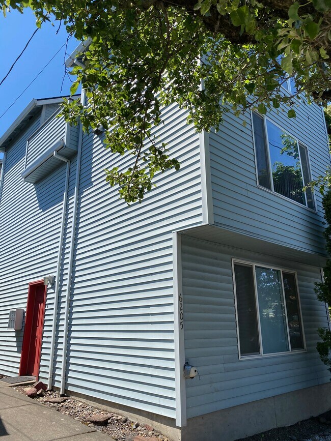 Building Photo - 6205 SE 92nd Ave