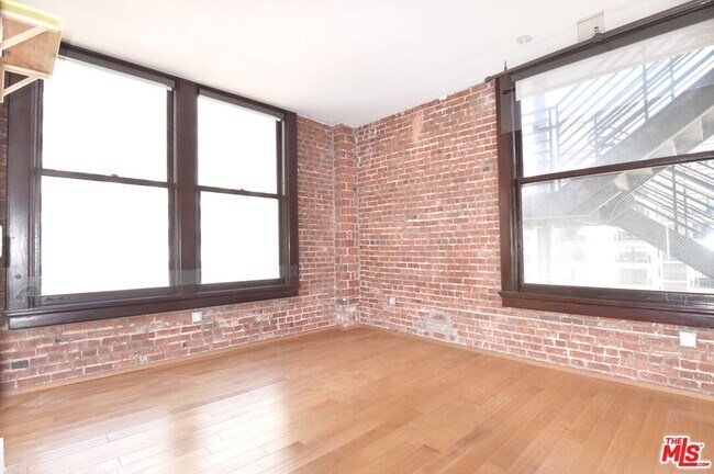 Building Photo - 460 S Spring St