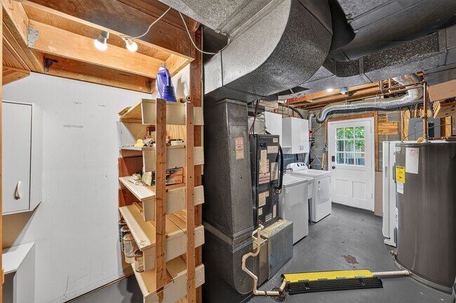 Building Photo - 3-level townhome in sought-after Sycamore Heights