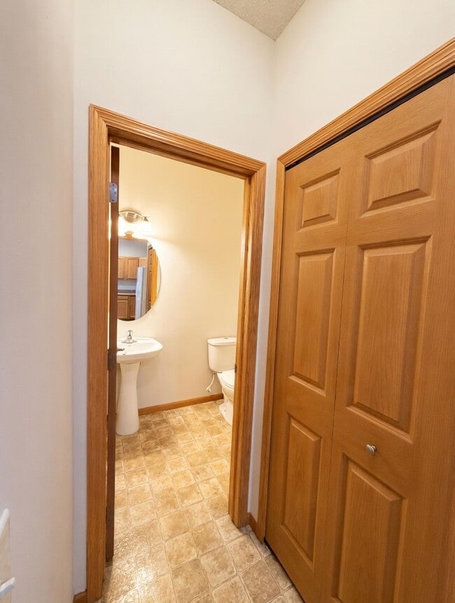 Building Photo - Rare 2bed + Loft Townhome in Maple Grove