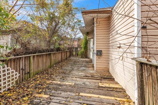 Building Photo - 913 S Hoff Ave