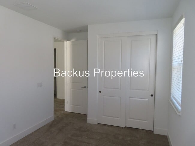 Building Photo - Newer home in Dunes Community
