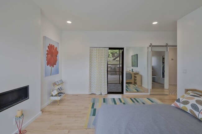 Building Photo - Custom-Built 4 Bed/ 2 Full + 2 Half Bath Modern Home at the base of Love Circle, Fully Furnished,...