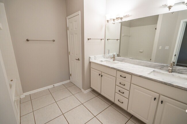 Building Photo - Beautiful 3 Bedroom 2 1/2 Bath Condo