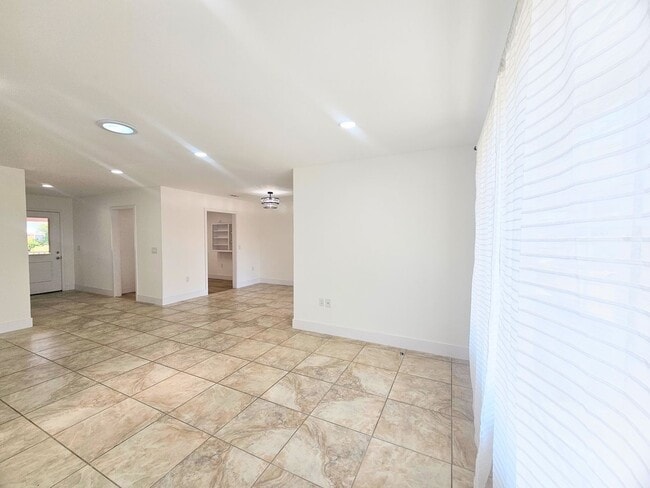 Building Photo - Single Story Senior Home 55+ community- Newly Remodeled- Ready To Move In.