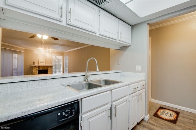 Building Photo - 2 br, 1 bath  - Valencia at Medical