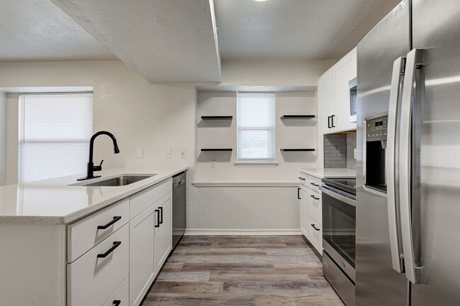 Building Photo - 727 Vicksburg Ave