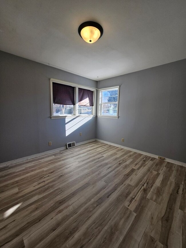 Building Photo - 2 BED | 1 BATH | SINGLE-LEVEL HOME | WEST