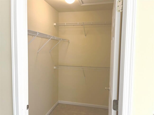 Building Photo - 890 Huntington Dr