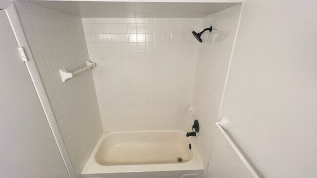 Building Photo - 2/2 Quiet and Cozy Palm Bay Unit AVAILABLE NOW! - $300 DISCOUNT AVAILABLE!