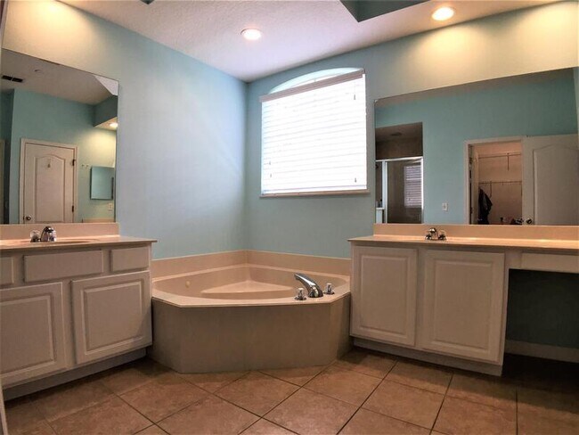 Building Photo - 909 Arbormoor Pl