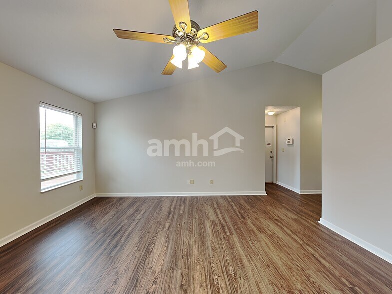 Building Photo - 1090 Meadowview Ct