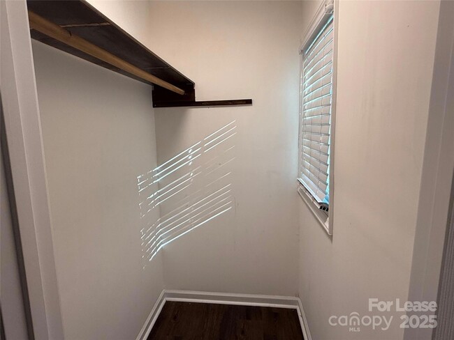 Building Photo - 820 Hamrick St