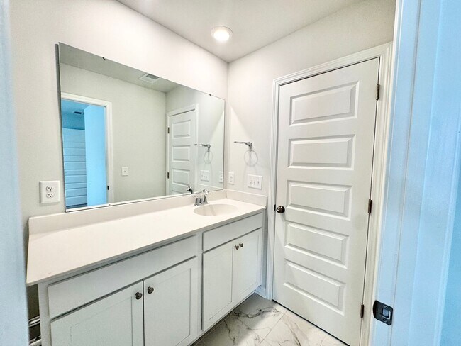 Building Photo - 5 Bedroom, 3.5 Bath Home!