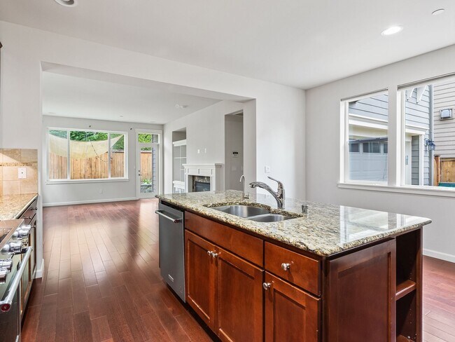 Building Photo - Spacious 4Bd Redmond Home