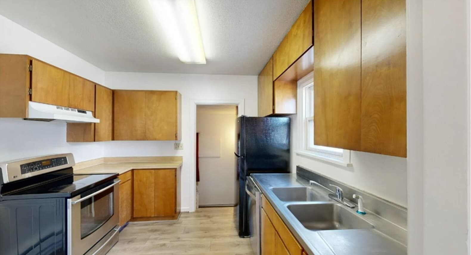 Kitchen - 605 W Whitman Dr