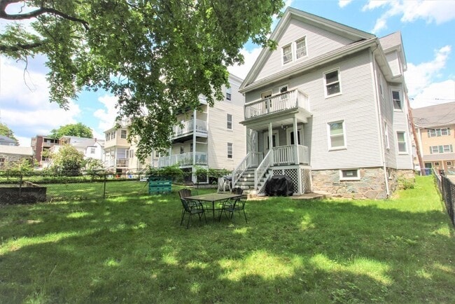 Building Photo - 10 Hunnewell Ave