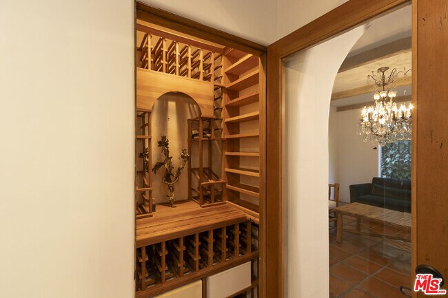 Building Photo - 1407 N Beverly Dr