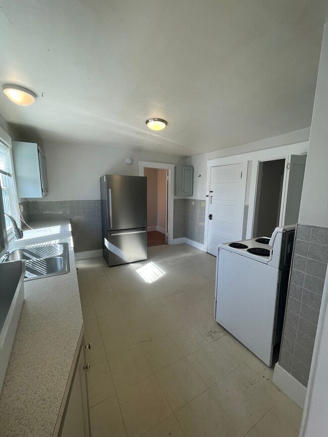 Building Photo - 2BR/1BA, WD Hookups, Parking!