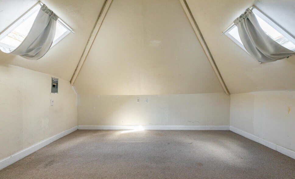 Building Photo - 61 Hillside St