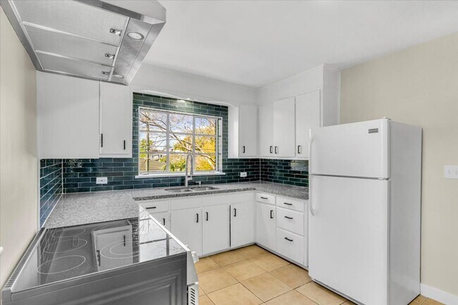 Building Photo - 2 bedroom off of Historic Victory Drive and minutes from Daffin Park