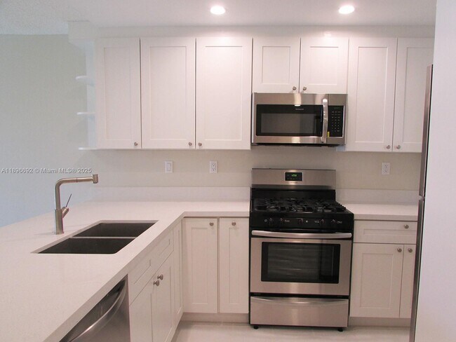 Building Photo - 13020 SW 92nd Ave