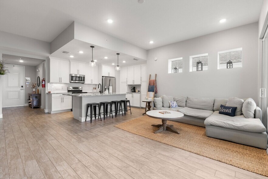 Primary Photo - 380 Aruba Cir