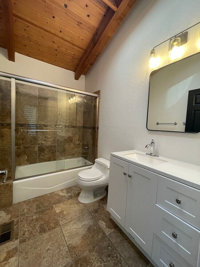 Building Photo - 3 Bed 3 Bath Ridgemark Home - Golf Course ...