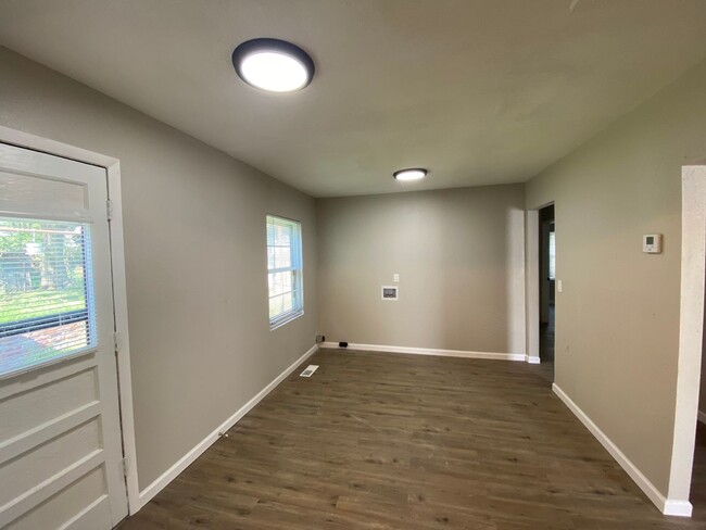 Building Photo - $1125 - 3 bedroom / 1 bathroom - Gorgeous ...