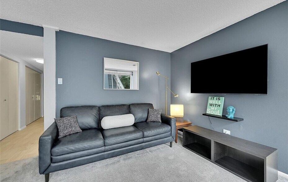 Building Photo - 1050 N Lafayette St