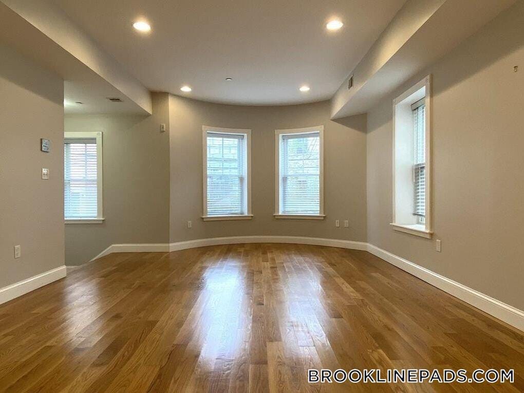 Building Photo - 52 Kent St