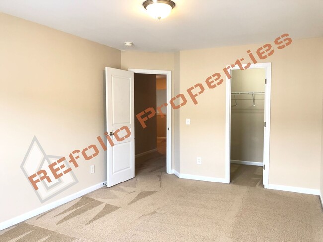 Building Photo - Great Location! 3 Bedroom 2.5 Bathroom 1 C...