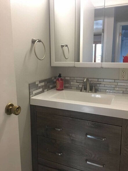 Updated bathrooms with tile - 924 Shorewood Dr